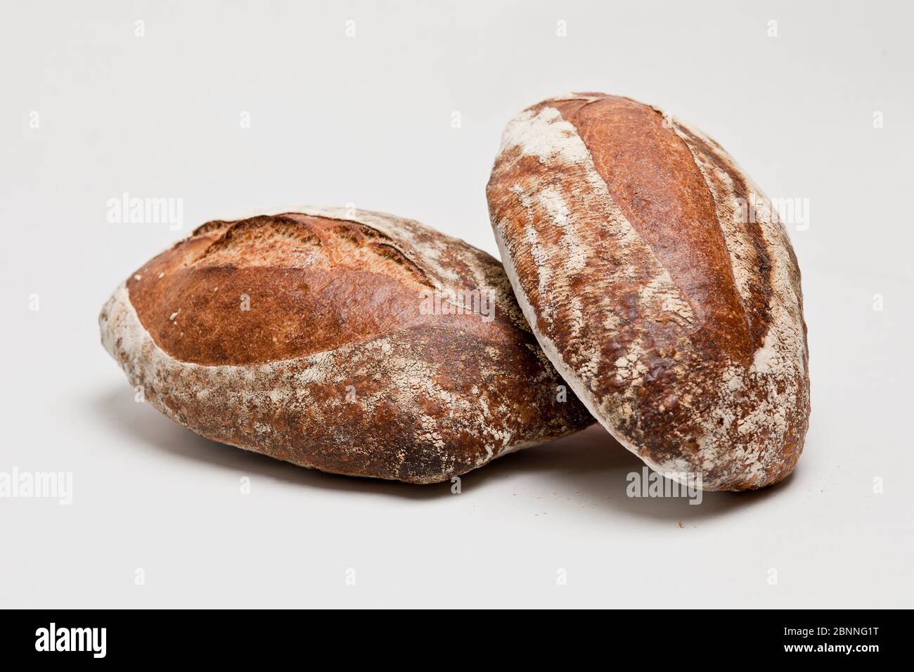 Zwei Brote Sauerteig Brot auf weißem Hintergrund Stockfoto