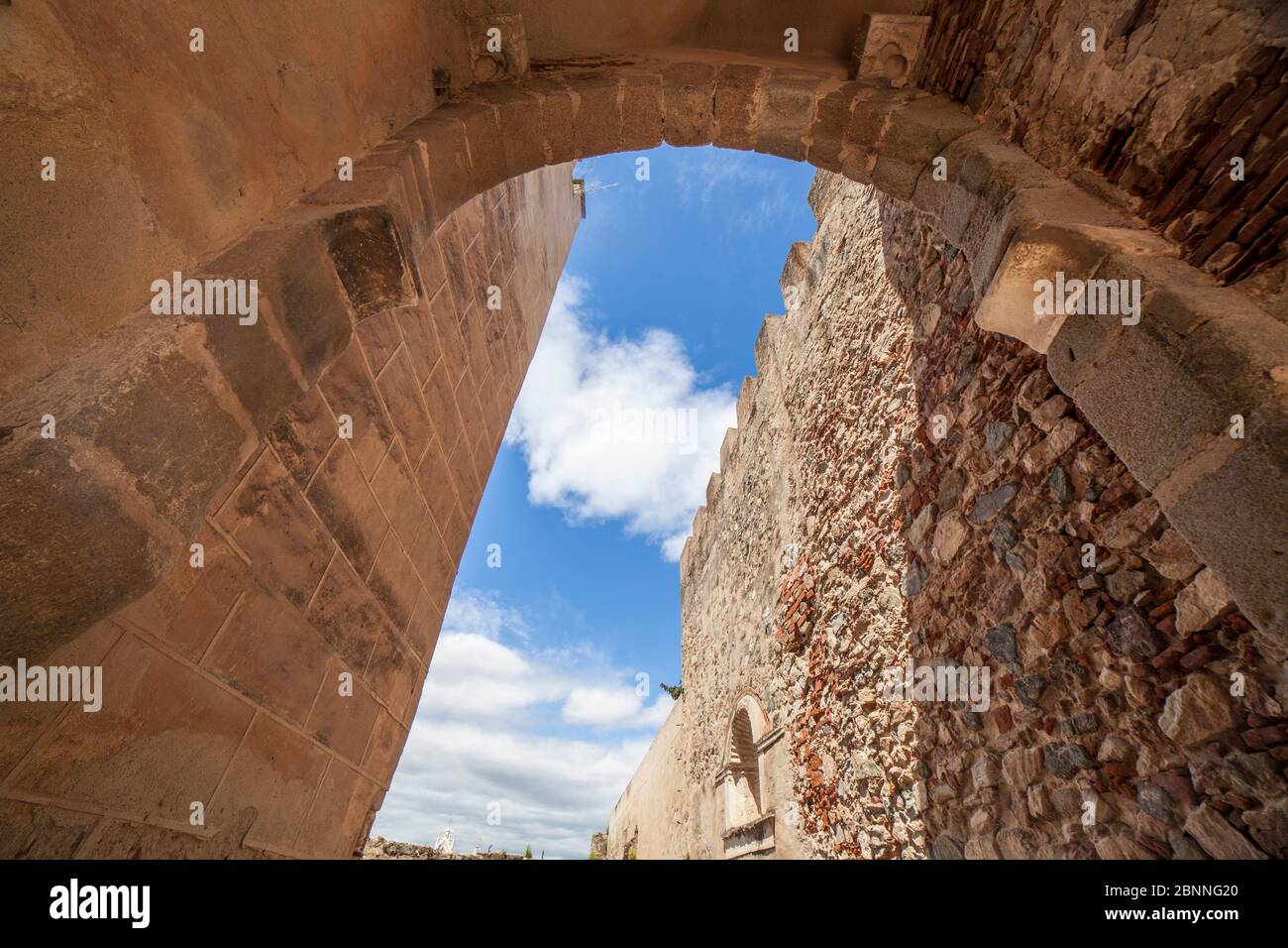 Hauptstadttor bei Badajoz Alcazaba der Almohade Ära, Extremadura, Spanien. Spitz zulaufende Hufeisenbogen aus Granit-Aschenlaren Stockfoto