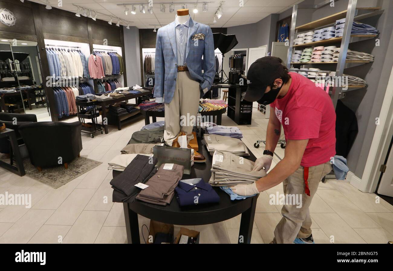 Ladue, Usa. Mai 2020. Reiniger Felix Jones von Better Life reinigt und  desinfiziert am Freitag, den 15. Mai 2020, bei Mister Guy Clothiers in  Ladue, Missouri einen Tisch mit Kleidung. Die Geschäfte