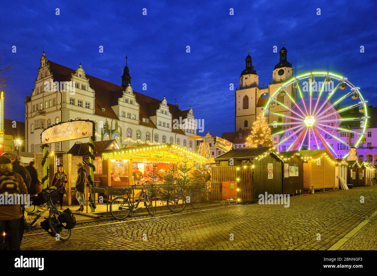 Weihnachtsmarkt mit Rathaus und St. Marien Kirche in der Lutherstadt Wittenberg, Sachsen-Anhalt, Deutschland Stockfoto