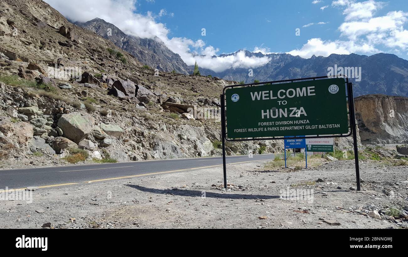 Willkommen Bei Hunza Road Sign Auf Korakoram Highway, Auf Dem Weg Nach Hunza Valley, Gilgit Baltistan, Pakistan Stockfoto