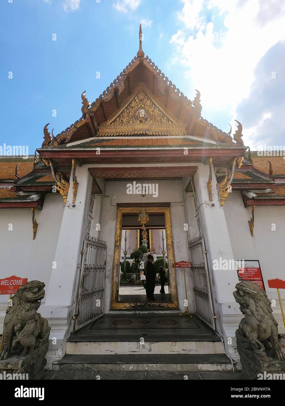 Schöne alte Architektur des Wat Suthat Thepwararam Buddhistischen Tempels in Bangkok, Thailand Stockfoto
