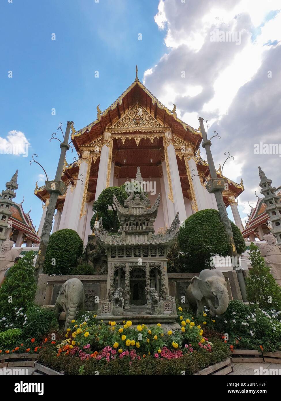 Schöne alte Architektur des Wat Suthat Thepwararam Buddhistischen Tempels in Bangkok, Thailand Stockfoto