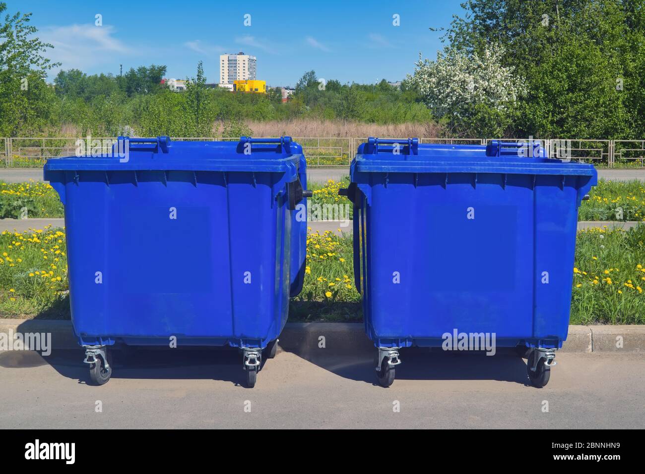 Blaue Abfallbehälter aus Kunststoff. Blaue Behälter zum Auffangen von Müll auf dem Mülleimer. Stockfoto