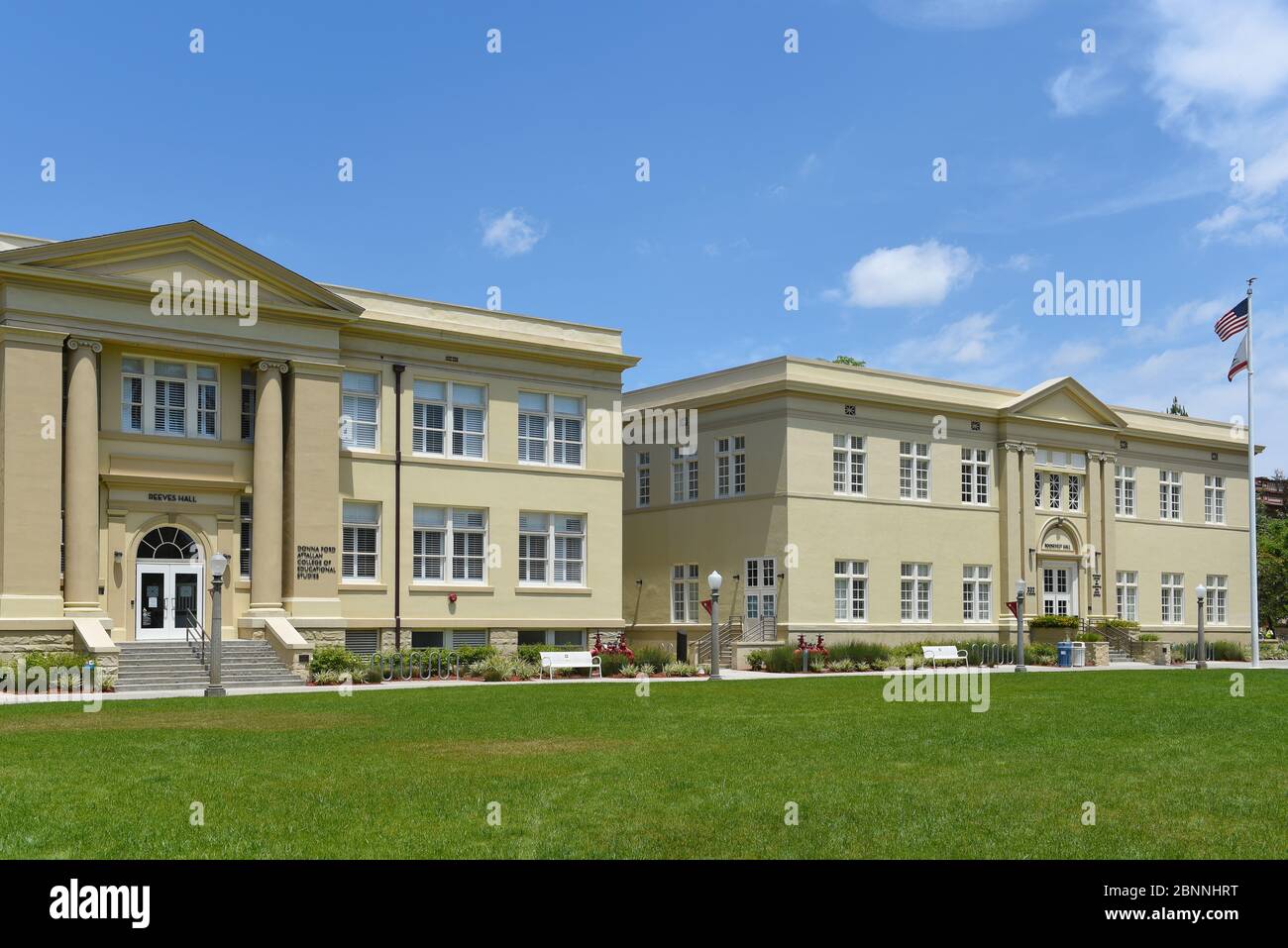 ORANGE, KALIFORNIEN - 14. MAI 2020: Bert Williams Mall mit Reeves Hall und Roosevelt Hall auf dem Campus der Chapman University. Stockfoto