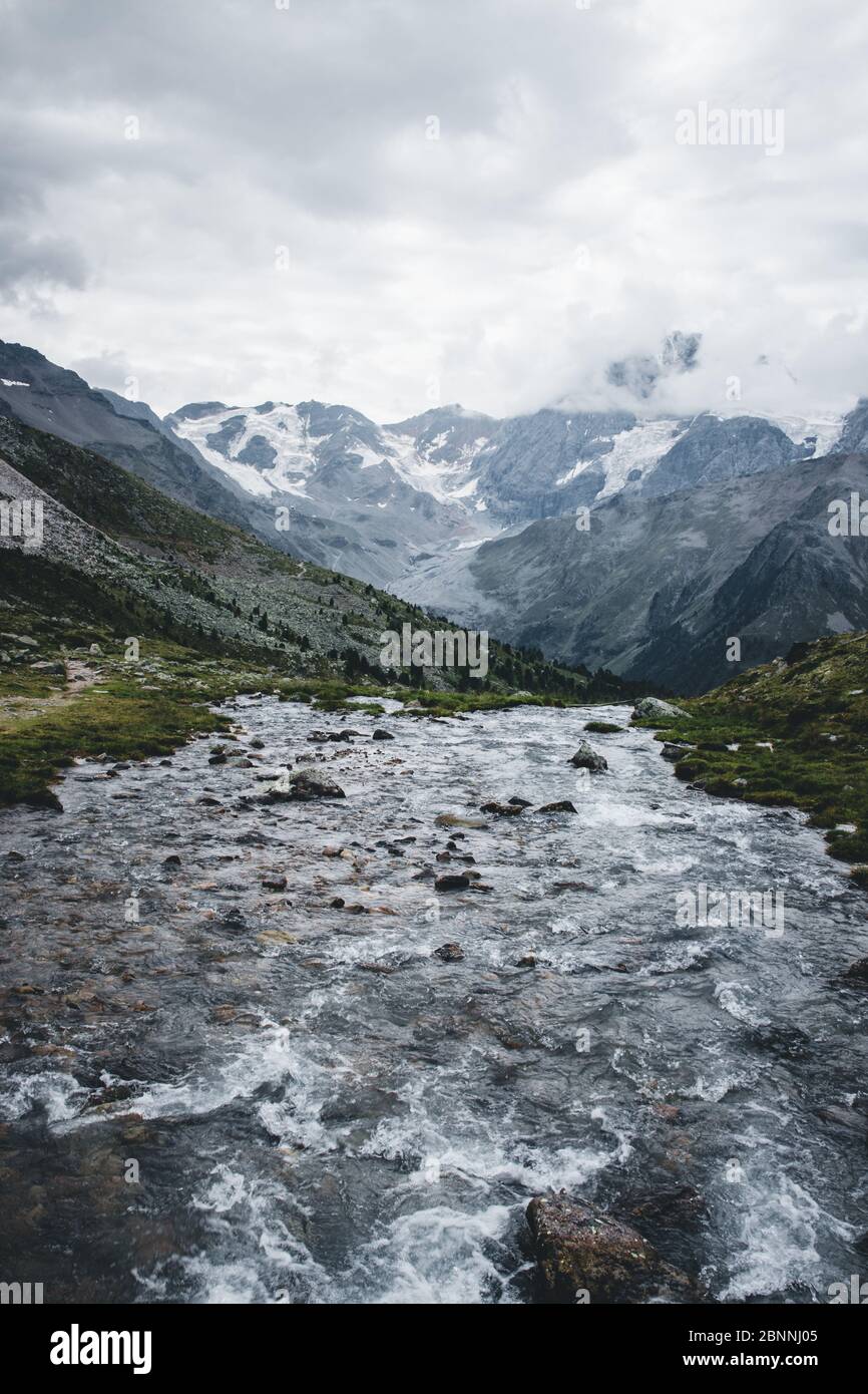 Italien, Südtirol, Suldental, Sulden, Berglandschaft, Fluss Stockfoto