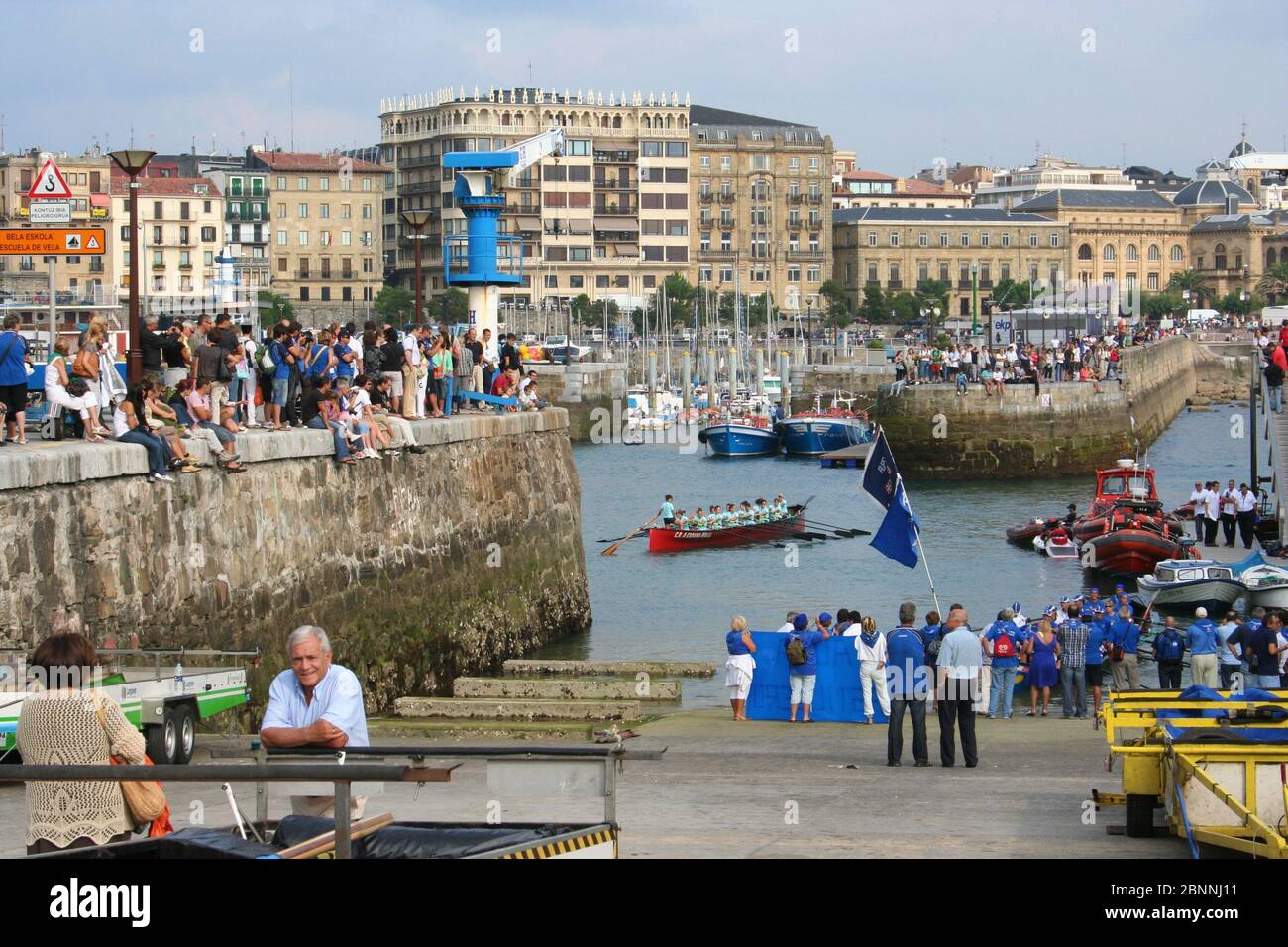 Blick auf den Slipway beim geschäftigen Bootsrennen Während der Baskischen Woche Flagge von La Concha San Sebastian Gipuzkoa Baskenland Spanien September 2009 Stockfoto