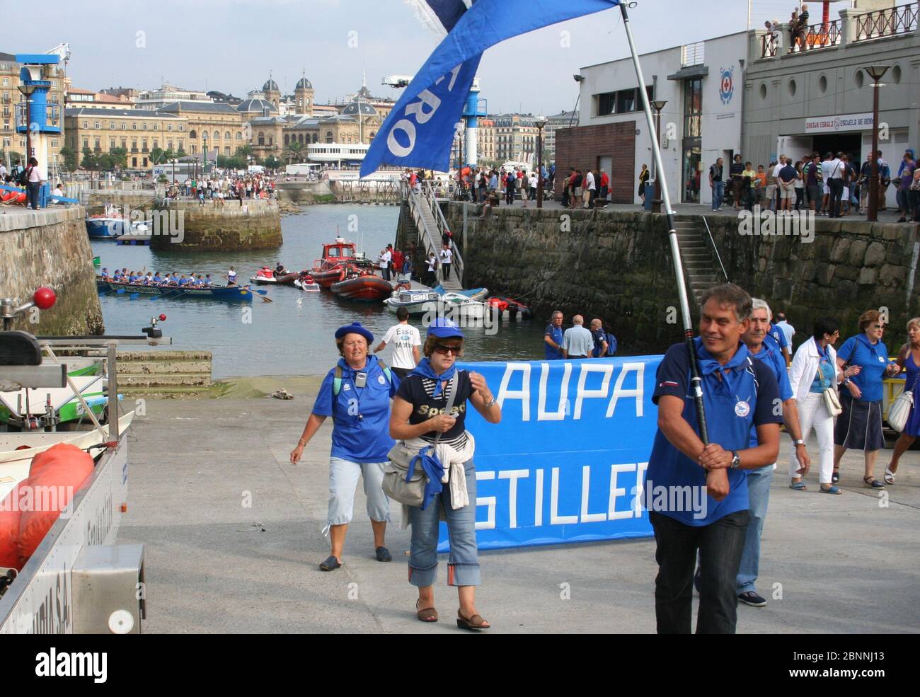 Blick auf den Slipway beim geschäftigen Bootsrennen Baskische Woche Flagge von La Concha San Sebastian Gipuzkoa Baskisch Land Spanien September 2009 Stockfoto