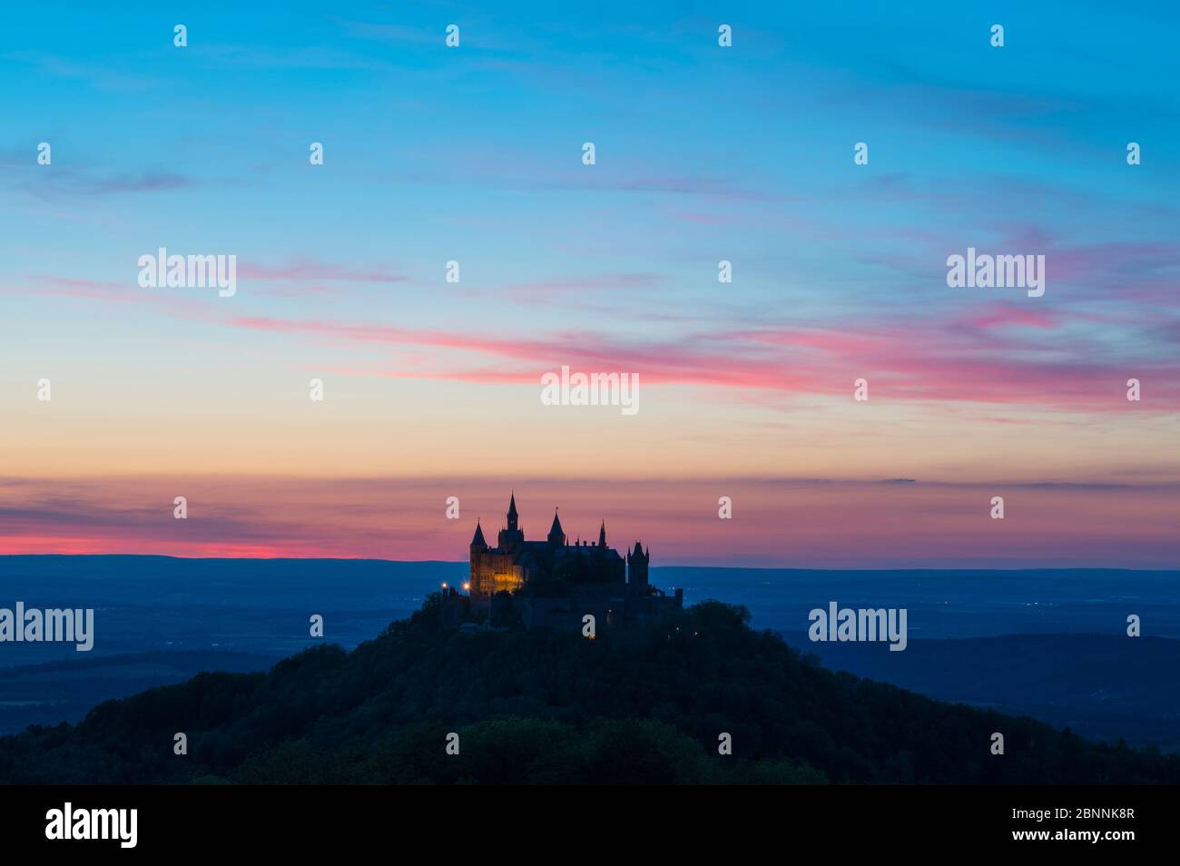 Burg Hohenzollern bei Sonnenuntergang, Blick vom Zeller Horn, Schwäbische Alb, Schwäbische Alb, Bisingen, Baden-Württemberg, Deutschland Stockfoto