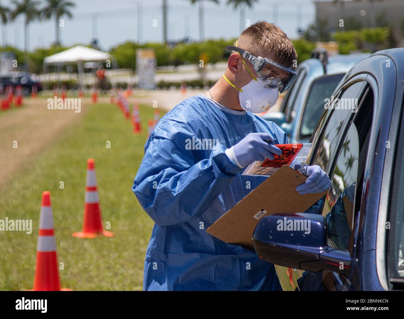 Soldaten der Nationalgarde von Florida unterstützen an einem COVID-19 Coronavirus Drive-Thru-Testgelände im Stadtzentrum der Universität am 13. Mai 2020 in Sarasota, Florida. Stockfoto