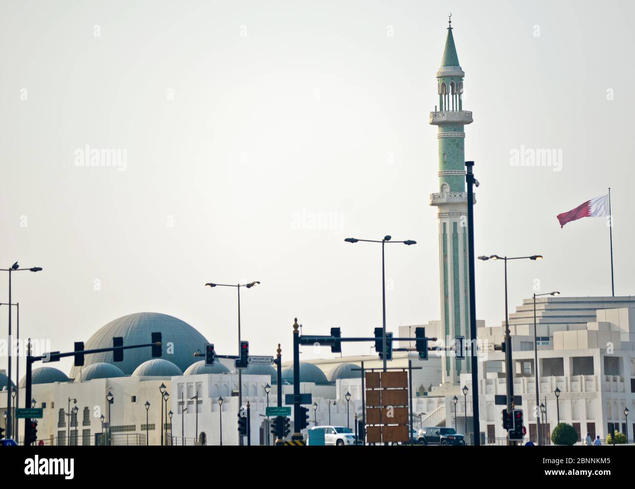 Doha: Uhrturm und Minarett vor dem Emir-Palast, Corniche-Viertel, Katar Stockfoto