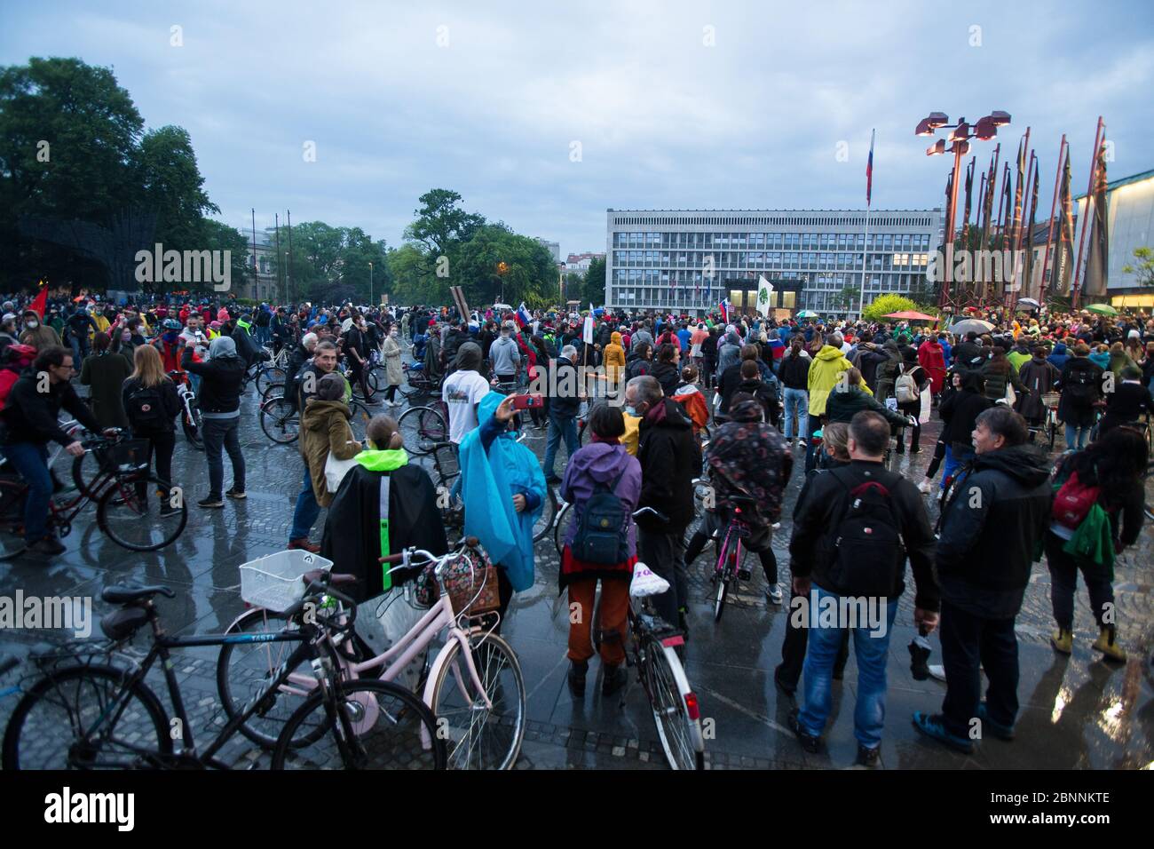 Während der Demonstration versammeln sich Demonstranten auf Fahrrädern vor dem parlamentsgebäude.nach Enthüllungen der Korruption in der Regierung von Janez Janša und Vorwürfen ihrer undemokratischen Herrschaft fuhren über fünftausend Menschen im Zeichen des Protests durch die Regierungsgebäude. Stockfoto
