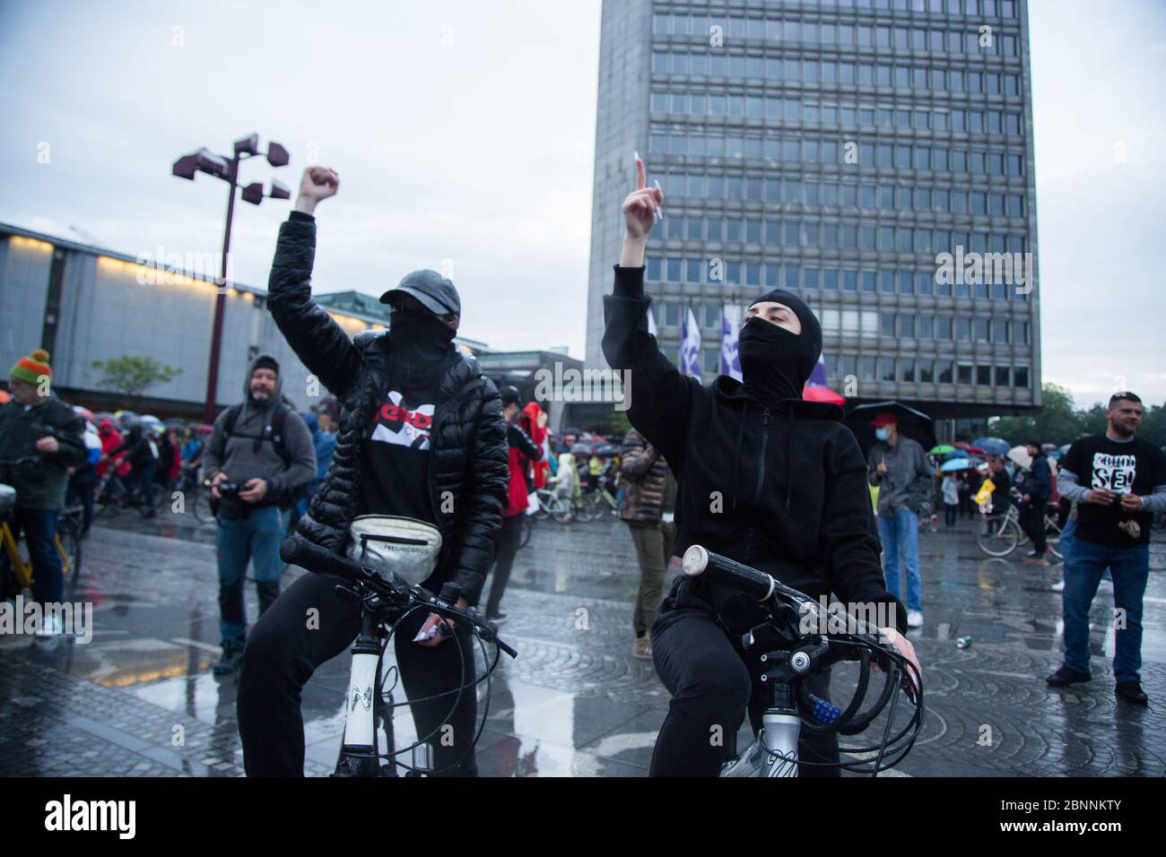 Protestierende auf Fahrrädern während der Demonstration.nach Enthüllungen der Korruption in der Regierung von Janez Janša durch Whistleblower und Vorwürfen ihrer undemokratischen Herrschaft fuhren über fünftausend Menschen im Zeichen des Protests um die Regierungsgebäude herum. Stockfoto