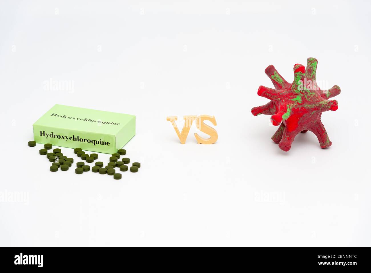 Hydroxychloroquin versus Coronavirus (DIY - selbstgemachte Modell mit Modelliermasse). Isoliert auf weißem Hintergrund. Kopierbereich. Horizontale Aufnahme. Stockfoto