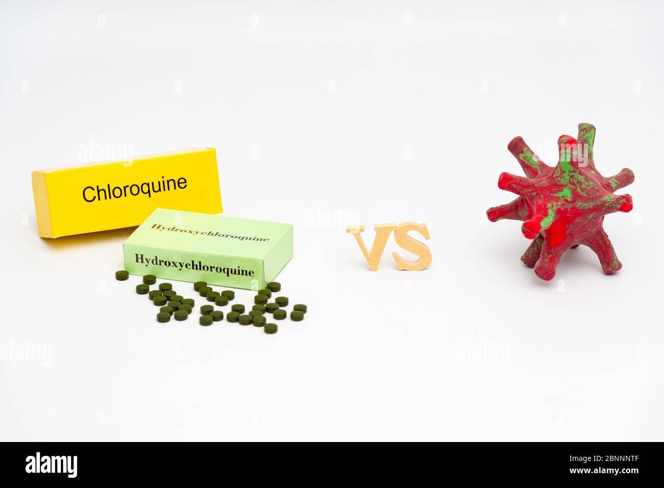 Hydroxychloroquin / Chloroquin versus Coronavirus (DIY - hausgemachte Modell mit Modelliermasse gemacht). Isoliert auf weißem Hintergrund. Kopierbereich. Stockfoto