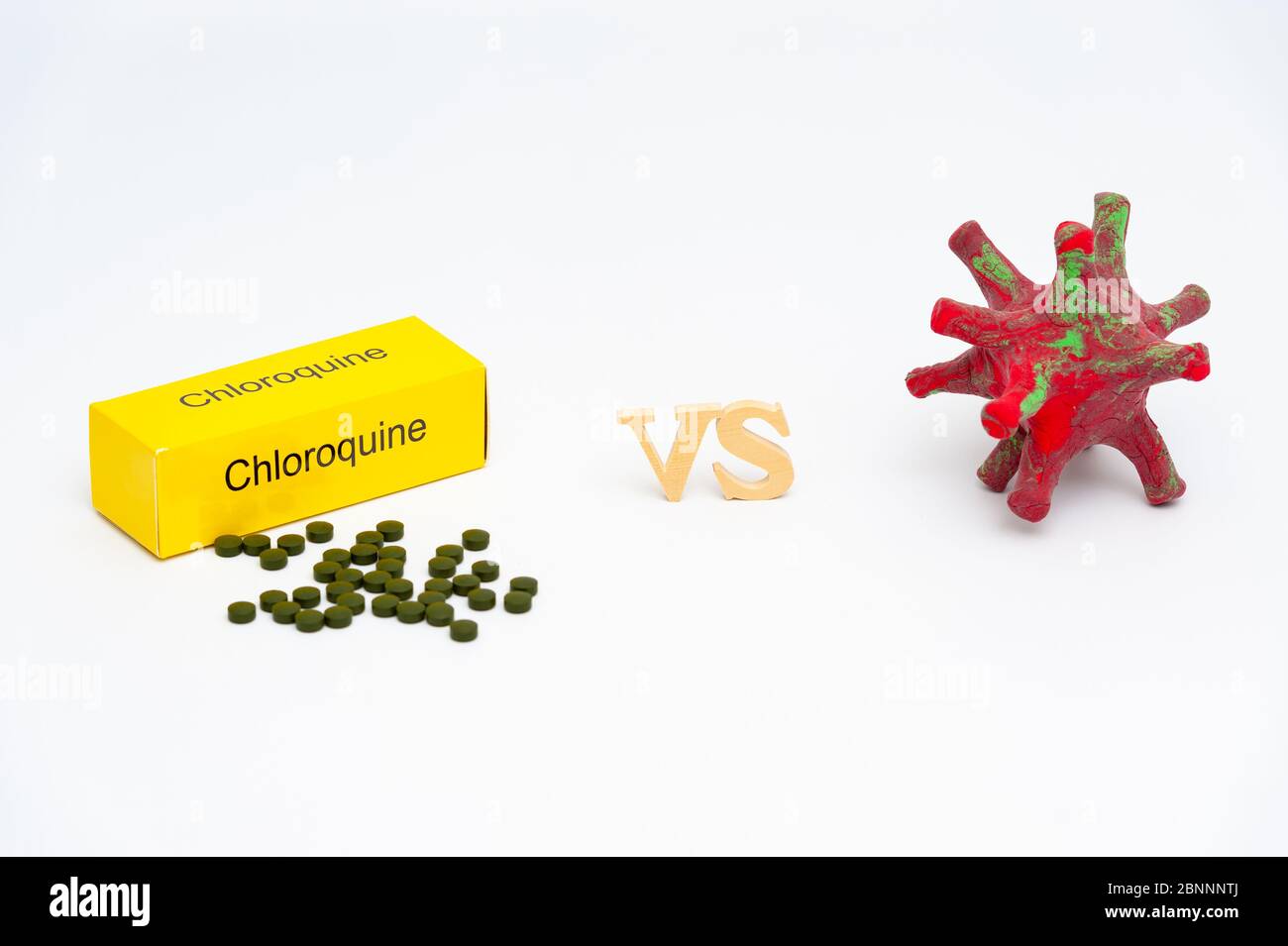 Chloroquine versus Coronavirus (DIY - selbstgemachte Modell mit Modelliermasse). Isoliert auf weißem Hintergrund. Kopierbereich. Horizontale Aufnahme. Stockfoto