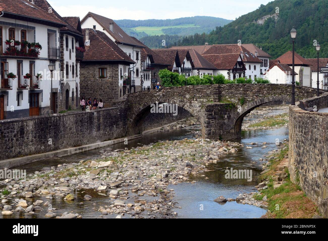 Otsagabia, ein historisches Navarrese Dorf in der Nähe von Roncesvalles in den westlichen Pyrenäen Stockfoto