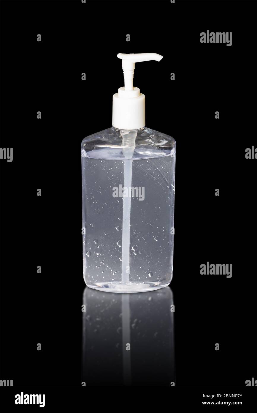 Handdesinfektionsgel in klarer Pumpflasche auf schwarzem Hintergrund mit Reflektion isoliert. Stockfoto