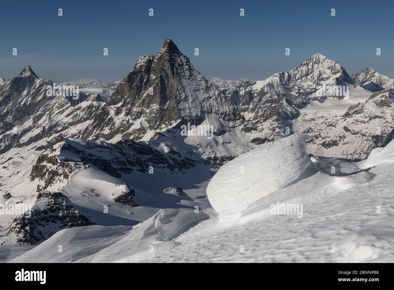 Schweiz, Wallis, Zermatt, Schneeverwehungen auf dem Breithornkamm mit Dent d'Herens, Matterhorn, Dent Blanche und Grand Cornier Stockfoto