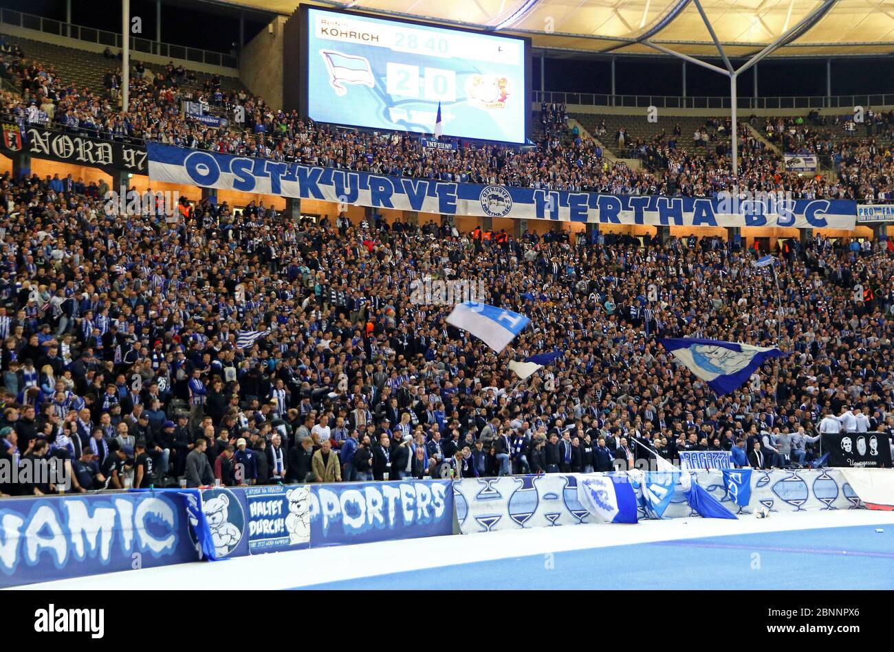 Berlin, Deutschland - 20. September 2017: Fantribunen des Olympiastadions in Berlin (Olympiastadion) überfüllten sich mit Hertha BSC Berlin Ultras, die während des Bundesligaspiels gegen Bayer 04 Leverkusen zu sehen waren Stockfoto