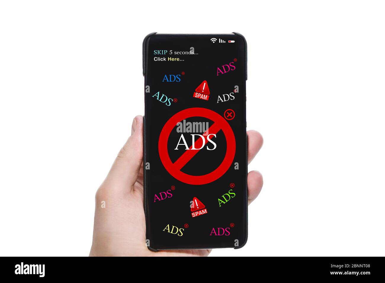 Stoppen Sie Spam und aufdringliche Werbung Banner. Person Hand hält Handy mit Bildschirm zeigt Block Anzeigen Nachricht vor weißem Hintergrund. Stockfoto