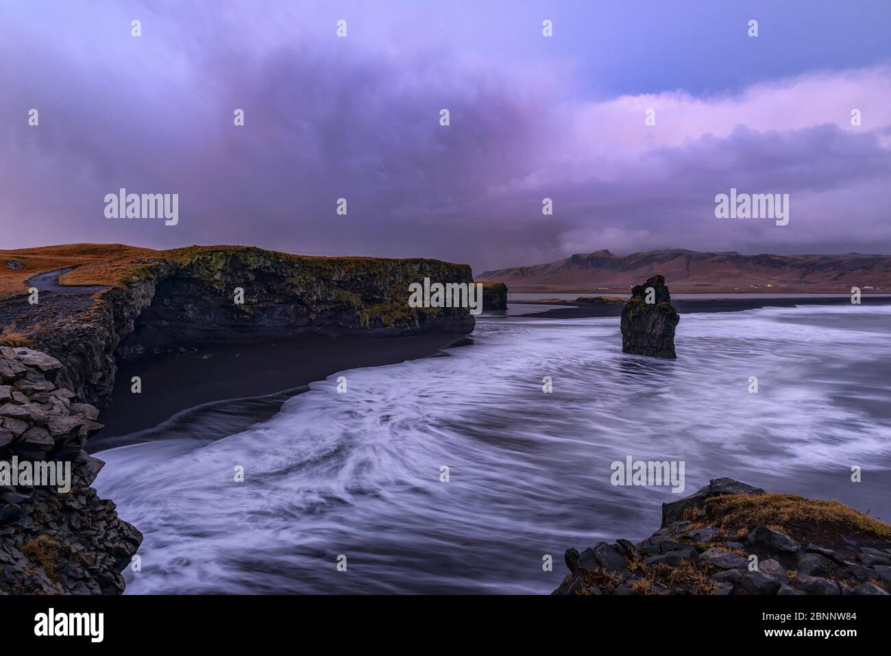 Strand, Felsen, Brandung, Abenddämmerung, Abendhimmel, vulkanisches Gestein, Felsnadel Stockfoto