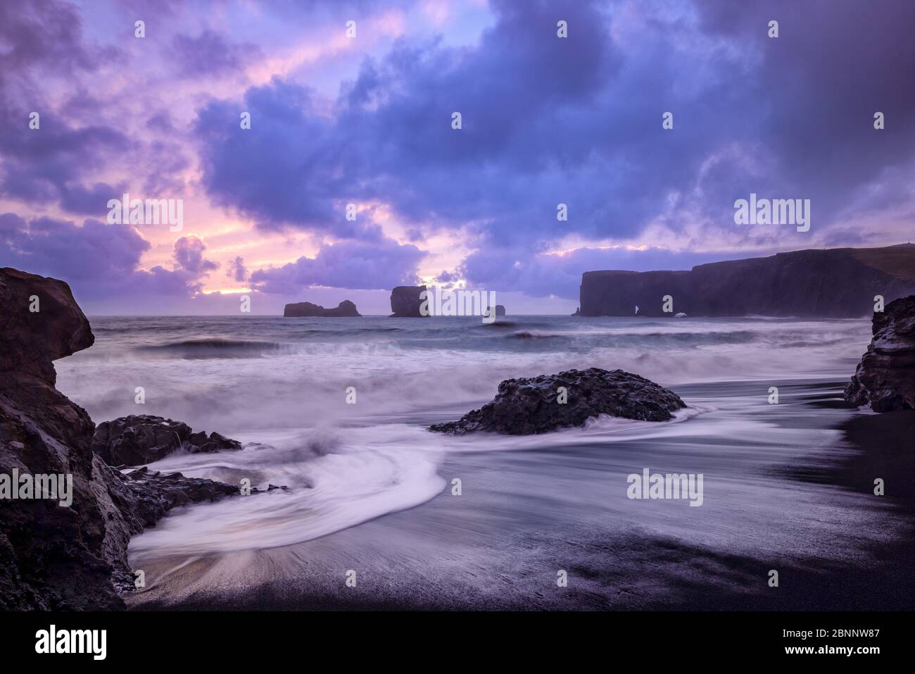 Strand, Felsen, Brandung, Abenddämmerung, Abendhimmel, vulkanische Felsen Stockfoto