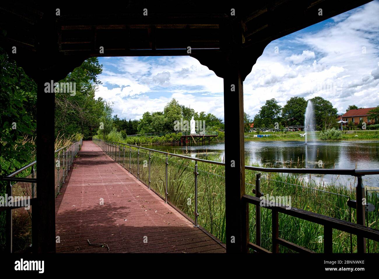 Blick auf die Steinstatue und den See im Fung Loy Kok International Taoist Tai Chi Center, Orangeville, Ontario, Kanada Stockfoto