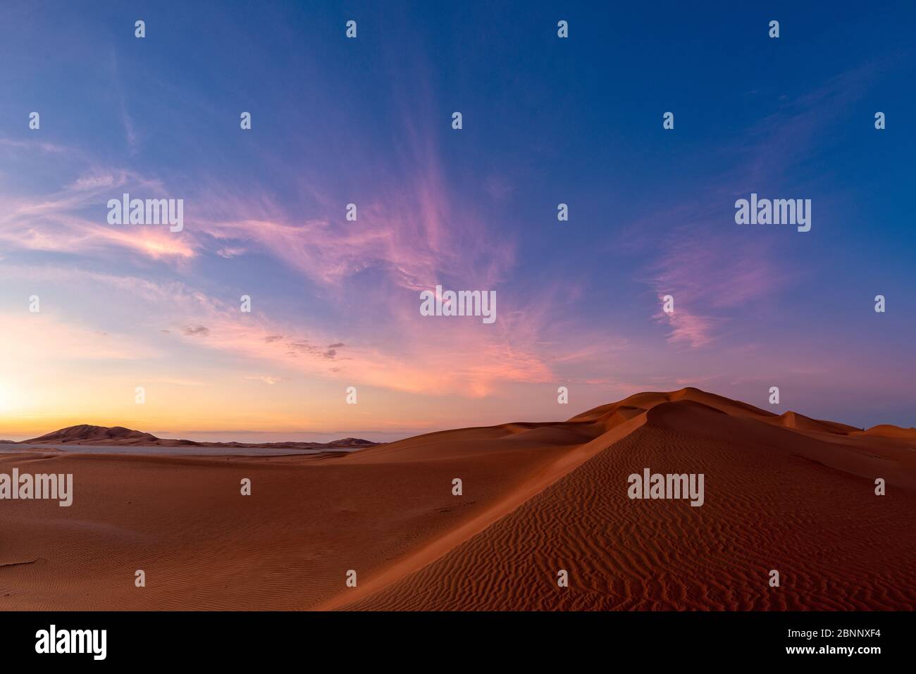 Wüste, Sand, Dünen, Weite, rote Dünen, roter Sand, Wolken, Morgenstimmung, Morgenlicht, Stockfoto