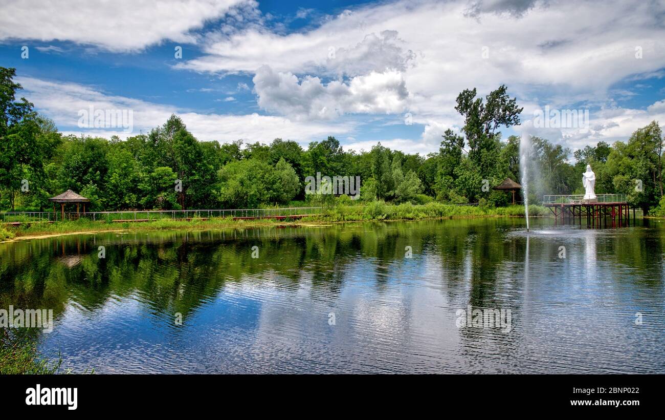 Orangeville, Ontario / Kanada - 09. Juli 2017: Blick auf die Steinstatue und den See im Fung Loy Kok International Taoist Tai Chi Center, Orangeville, Stockfoto