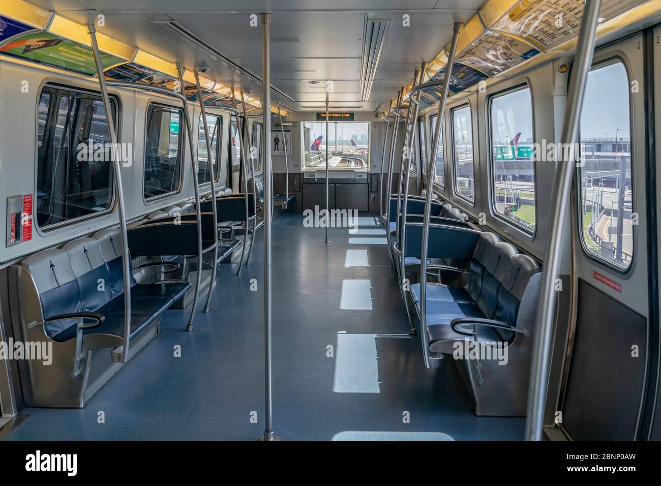 New York, NY - 15. Mai 2020: Blick auf den leeren Airtrain während der COVID-19 Pandemie am JFK Flughafen Stockfoto