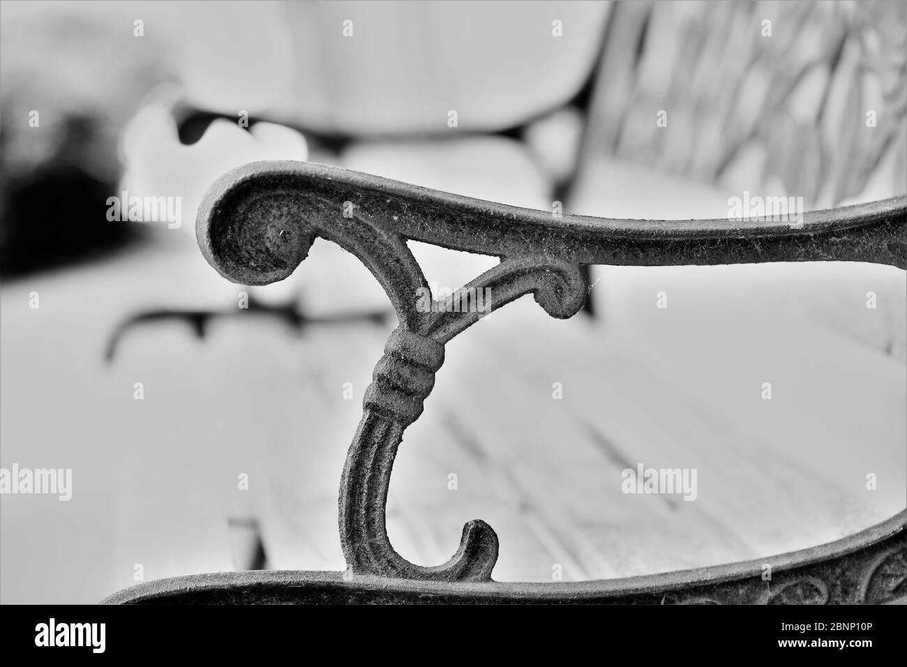 Die antike Parkbank. Stockfoto