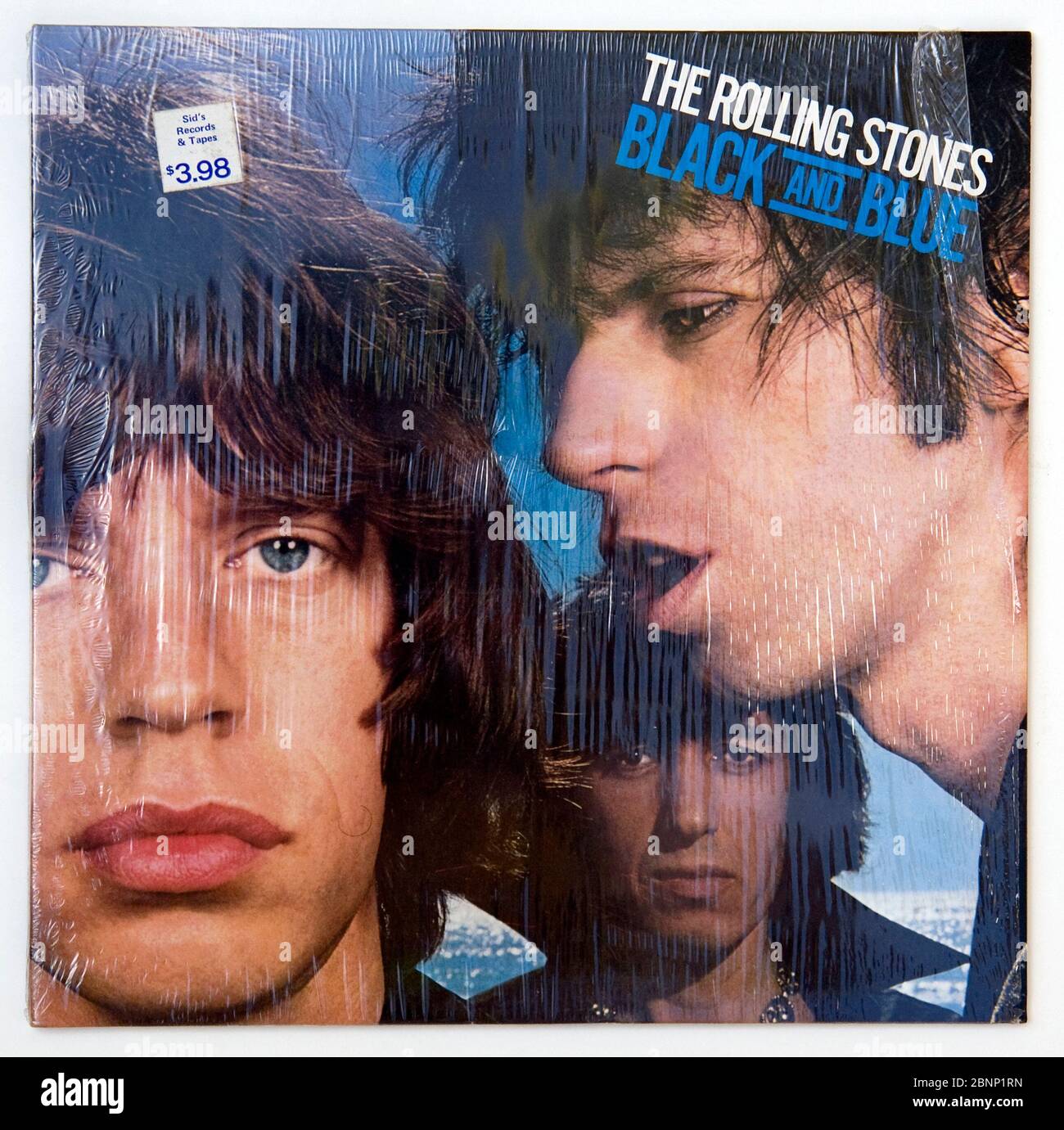 Rolling Stones Schwarz und Blau Schallplattencover in Plastikhülle mit Preisschild um 1976. Stockfoto