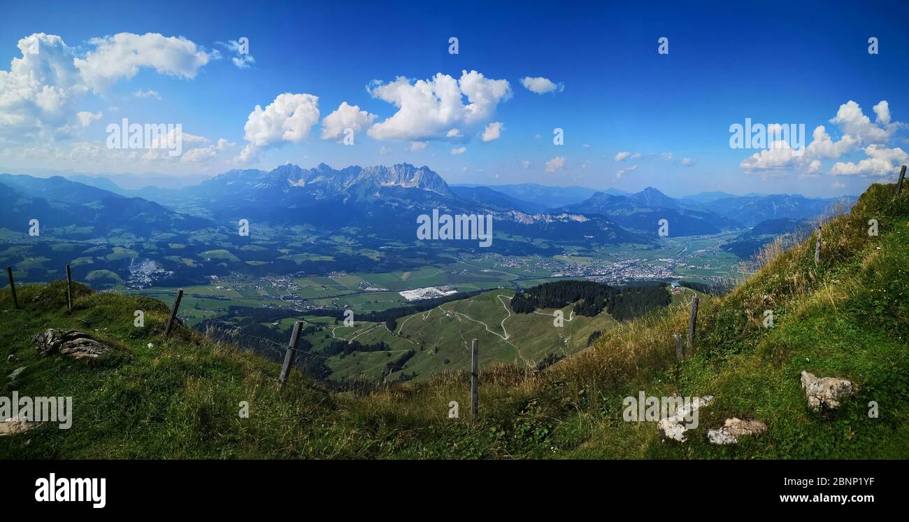 Blick vom Kitzbüheler Horn auf den Wilden Kaiser und die umliegenden Städte von Kitzbühel bis Kirchberg und St. Johann bei schönem Spätsommerwetter Stockfoto