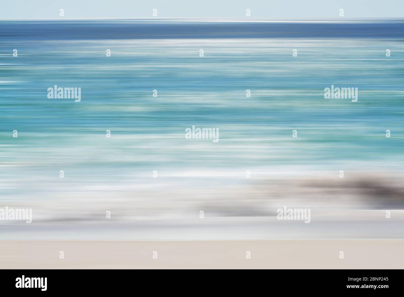 Blaue unfokusste Aussicht auf die Wellen des Meeres am Strand Stockfoto