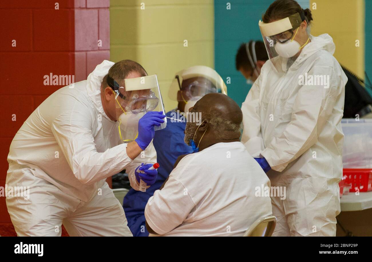 Soldaten der Florida National Guard nehmen eine Probe des Abstrichs an einem COVID-19, Coronavirus Walk-up Testgelände im Bob Hayes Sports Complex 9. Mai 2020 in Jacksonville, Florida. Stockfoto