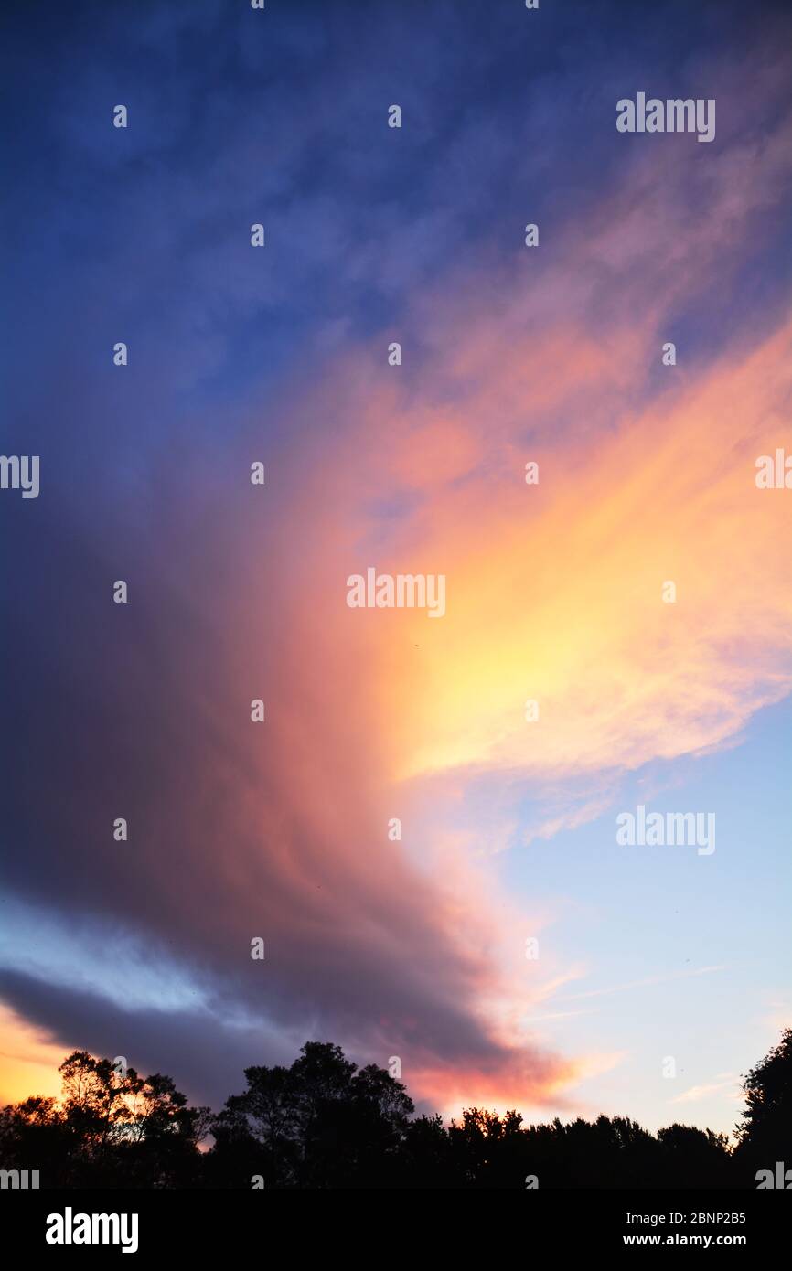 Beeindruckende Wolken bei Sonnenuntergang Stockfoto