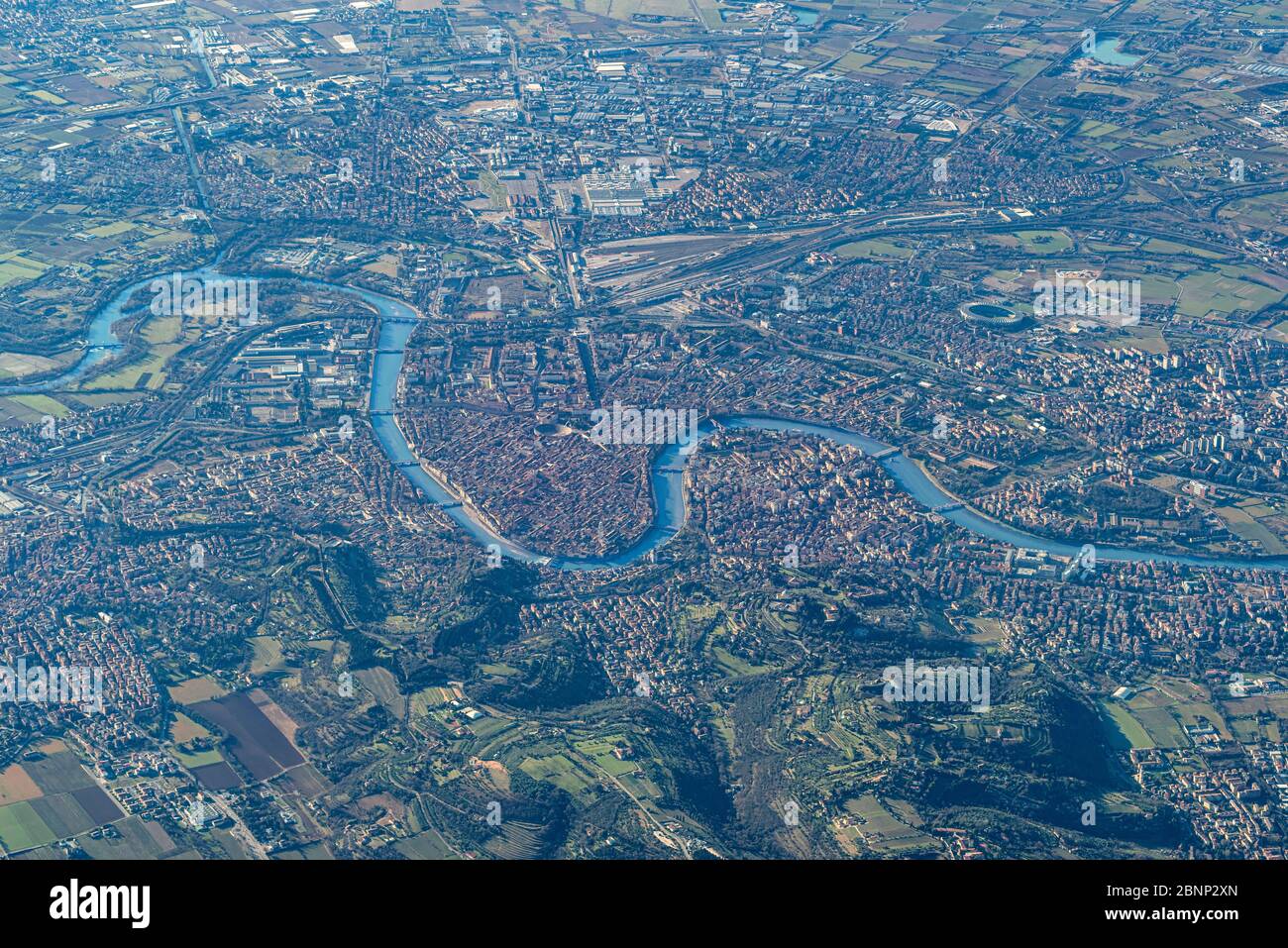 Verona, Venetien, Italien, Europa. Mit einem Heißluftballon die Alpen überqueren. Tiefer Blick auf die Stadt Verona Stockfoto