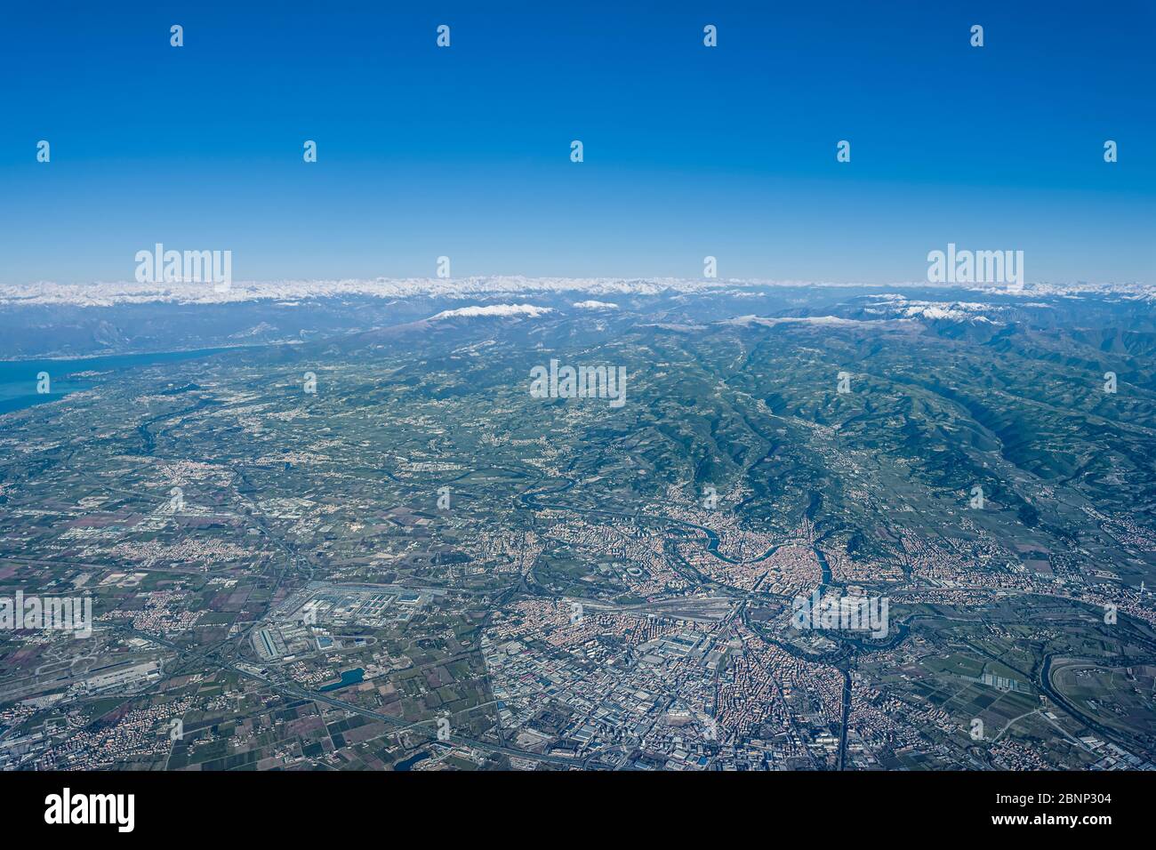 Verona, Venetien, Italien, Europa. Mit einem Heißluftballon die Alpen überqueren. Tiefer Blick auf die Stadt Verona Stockfoto