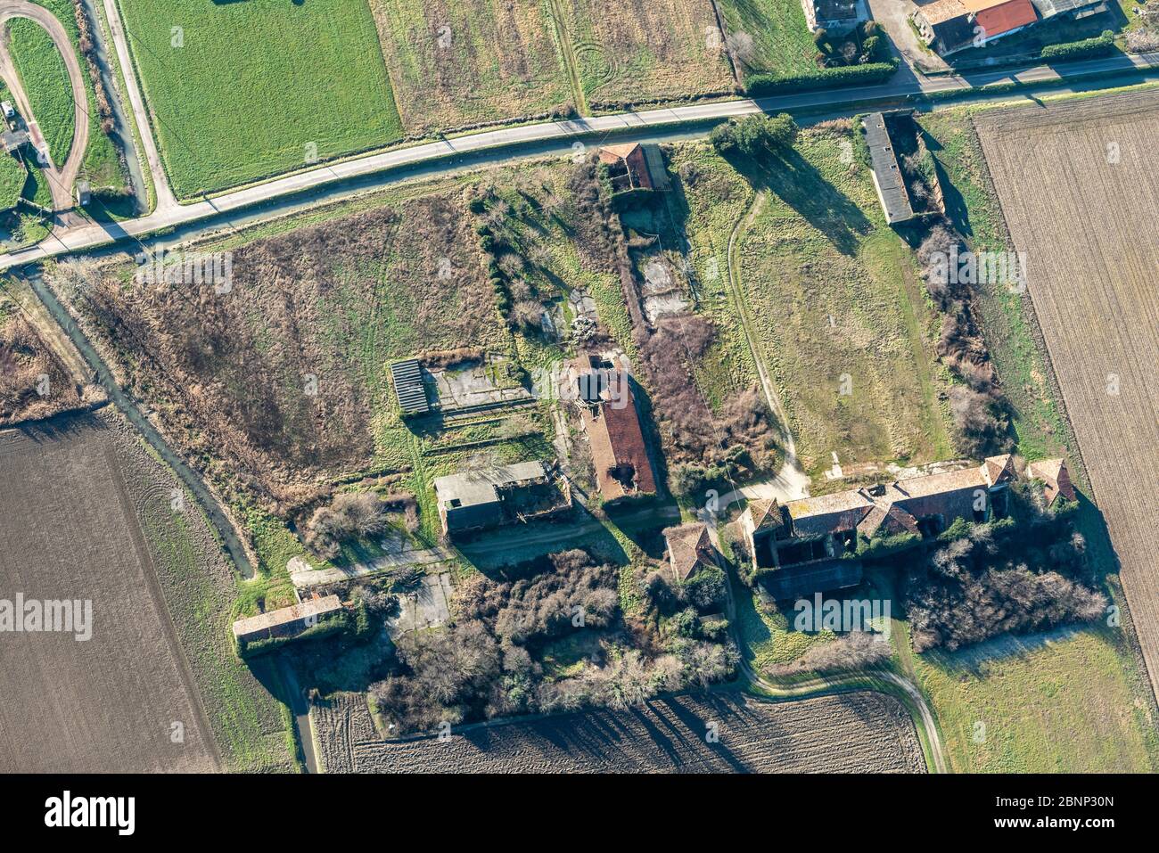 Mantua, Lombardei, Italien, Europa. Mit einem Heißluftballon die Alpen überqueren. Blick aus dem Ballon eines Bauernhofs Stockfoto