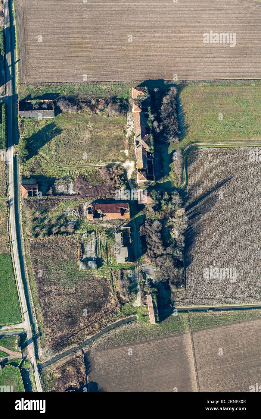 Mantua, Lombardei, Italien, Europa. Mit einem Heißluftballon die Alpen überqueren. Blick aus dem Ballon eines Bauernhofs Stockfoto