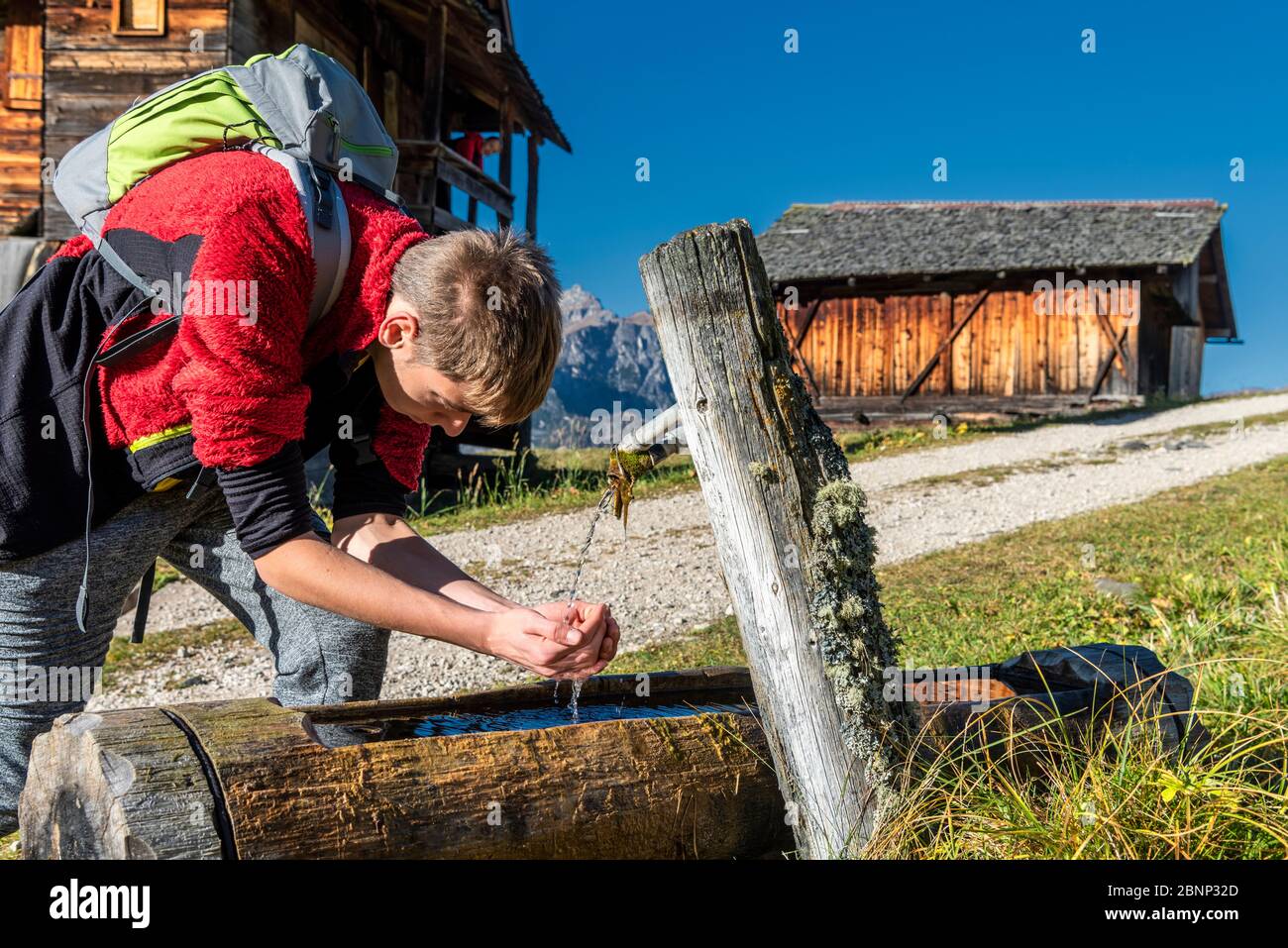Hochabtei / Alta Badia, Bozen, Südtirol, Italien, Europa. Kühle Erfrischung auf der Wanderung zu den Armentara-Wiesen Stockfoto