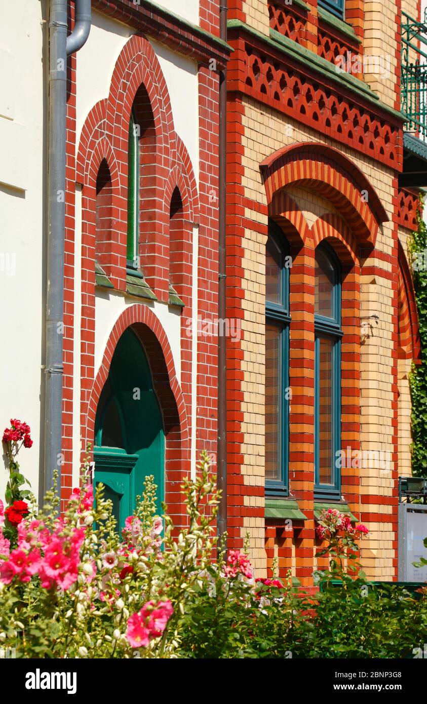 Dekorierte Hauseingänge, historisches Wohnhaus an der Mozartstraße, Jugendstil, Paulsstadt, Schwerin, Mecklenburg-Vorpommern, Deutschland, Europa Stockfoto