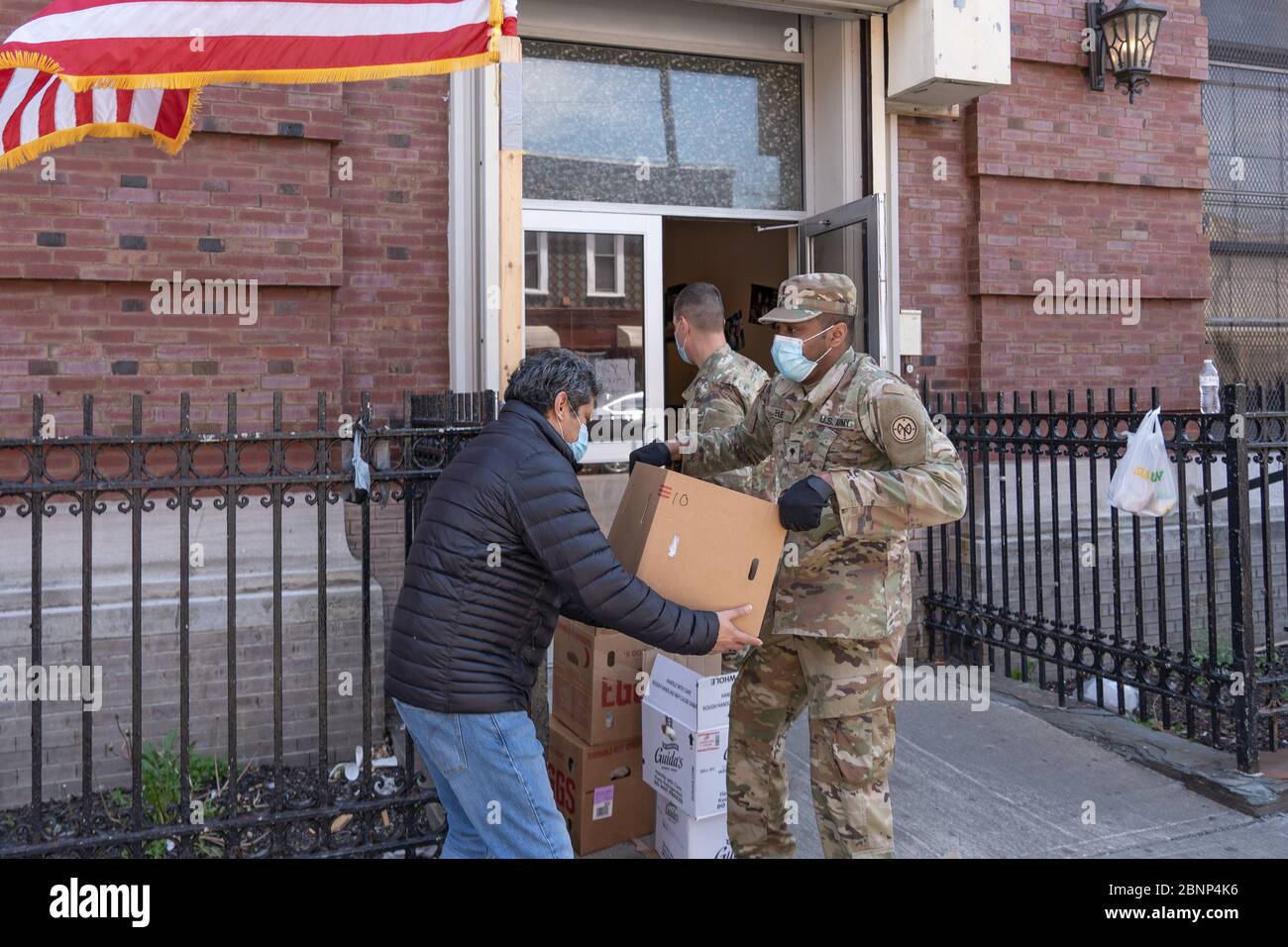 NEW YORK, NY - 15. MAI 2020: DIE US Army National Guard gibt in einer Speisekammer inmitten der COVID-19-Pandemie Lebensmittel und andere wichtige Dinge für Menschen in Not aus Stockfoto