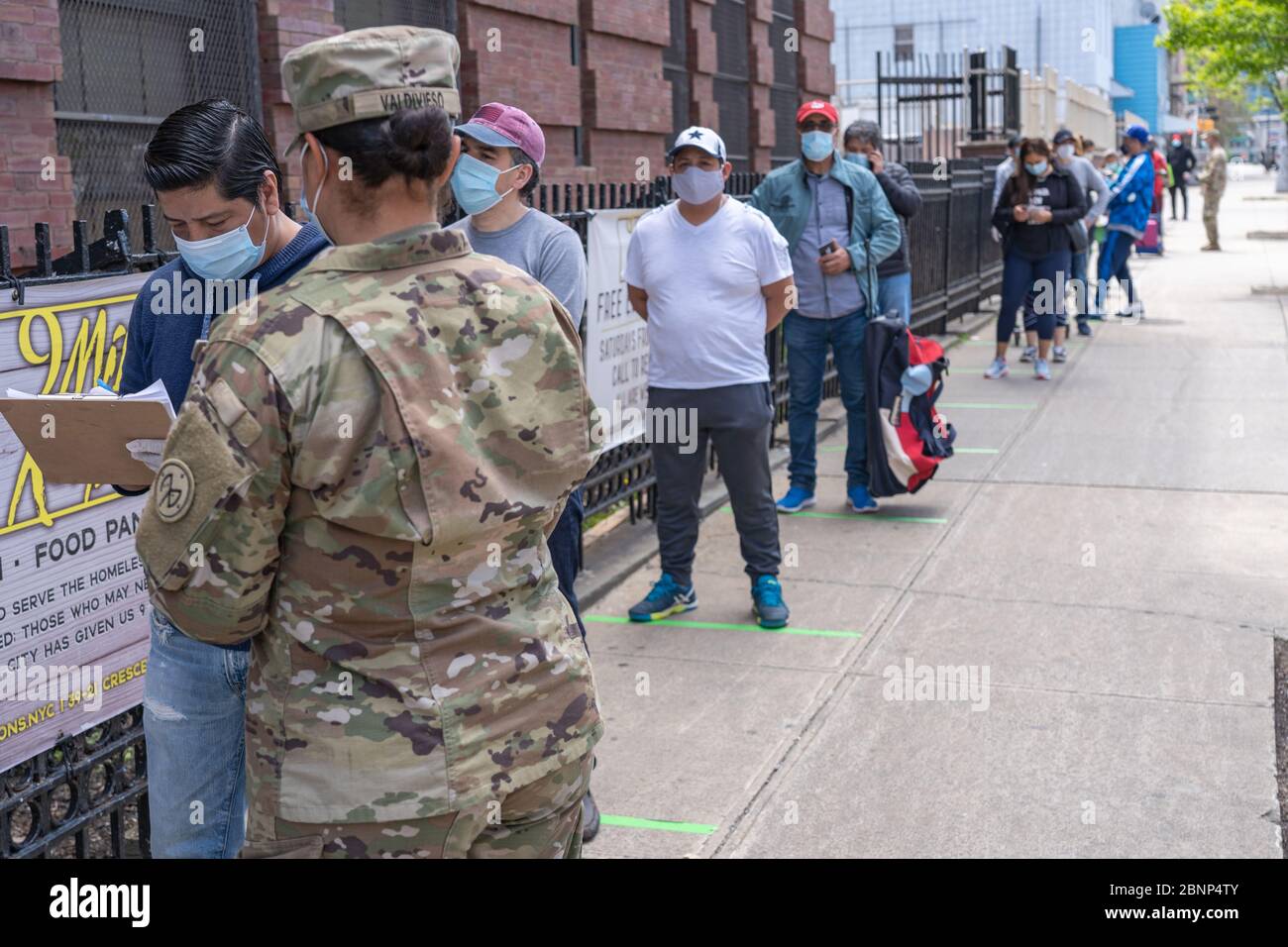 NEW YORK, NY - 15. MAI 2020: DIE US Army National Guard gibt in einer Speisekammer inmitten der COVID-19-Pandemie Lebensmittel und andere wichtige Dinge für Menschen in Not aus Stockfoto