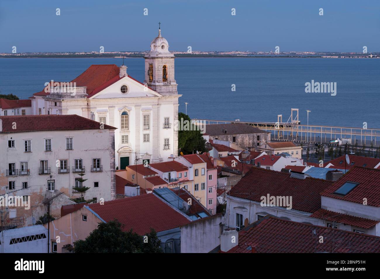Blick über das Zentrum, Mirador das Portas do Sol, Igreja de Santo Estêvão, Lissabon, Portugal Stockfoto