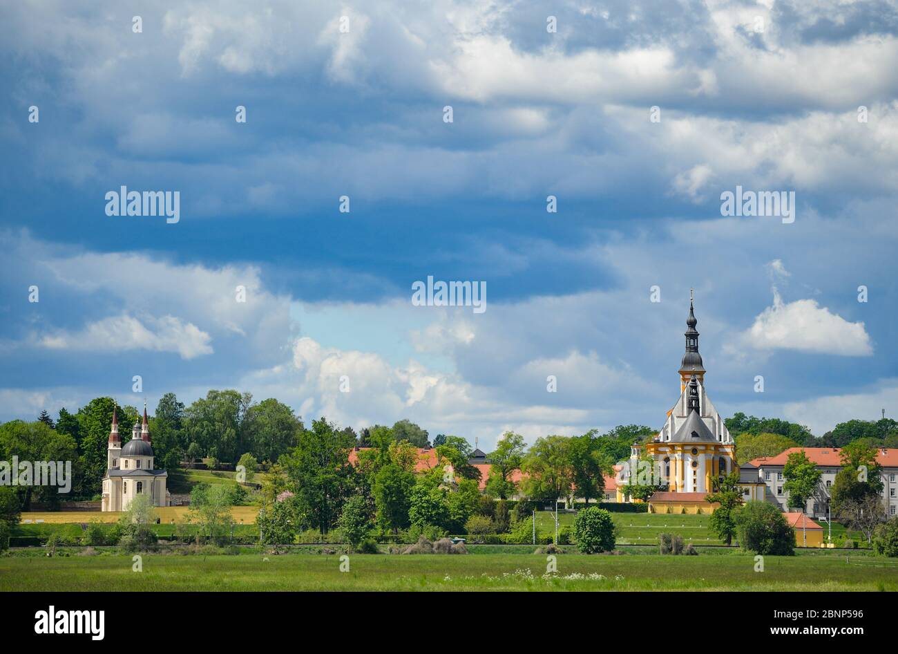 12. Mai 2020, Brandenburg, Neuzelle: Blick auf die evangelische Kirche (l) und die katholische Kirche (r) vom Kloster Neuzelle aus. Im Klostergarten Neuzelle in der oder-Spree wird seit mehreren Monaten an der dritten und letzten Bauphase zur Sanierung der barocken Anlage gearbeitet. Zuvor waren in diesem Gebiet die Lauben eines Schottzartens aus DDR-Zeiten abgerissen worden. Bis 2022 wird hier eine Baumschule mit Gewächshaus, Nutzgarten und Kräutergarten sowie symmetrisch angeordnete Blumenbeete mit Hecken und Obstbäumen geschaffen. Seit 1998 sind Arbeiten im Gange Stockfoto