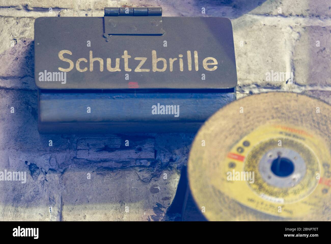 Blaue Box mit Beschriftung für Schutzbrille Stockfoto