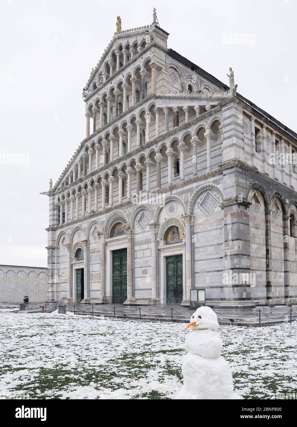 Ein Schneemann vor der Kathedrale von Pisa, Pisa, Toskana, Italien, Europa Stockfoto