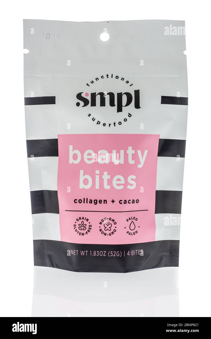 Winneconne, WI - 5. Mai 2020: Ein Paket von Smpl Beauty Bisses Snack auf einem isolierten Hintergrund Stockfoto
